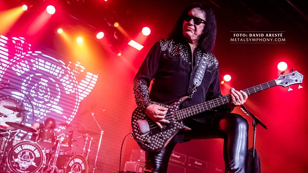 Gene Simmons y su show deslucen los temas de KISS